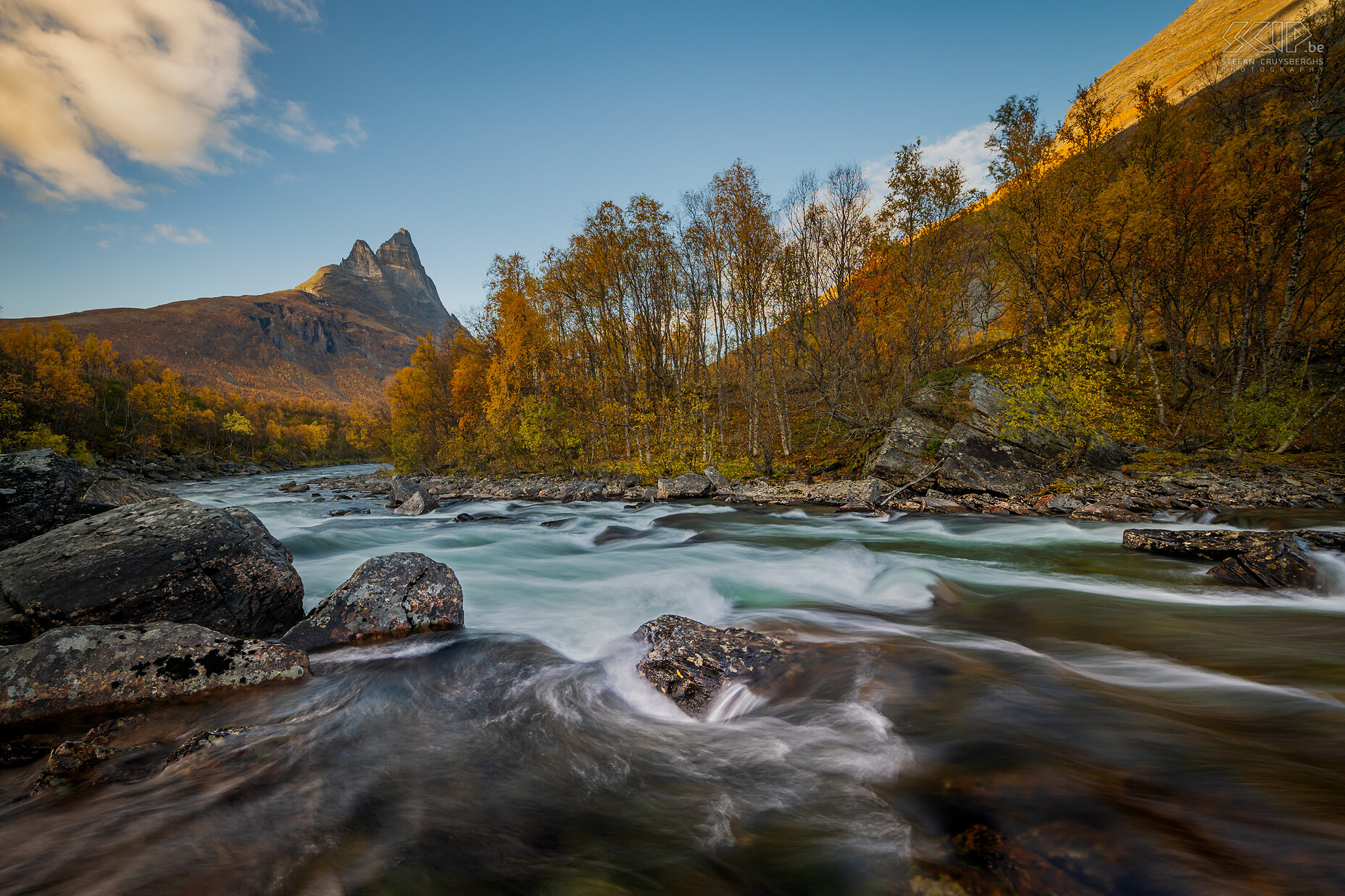 Oteren - Otertinden - Signaldalelva Autumn at its best at the Signaldalelva river with the mountain peaks of the Otertinden. Stefan Cruysberghs